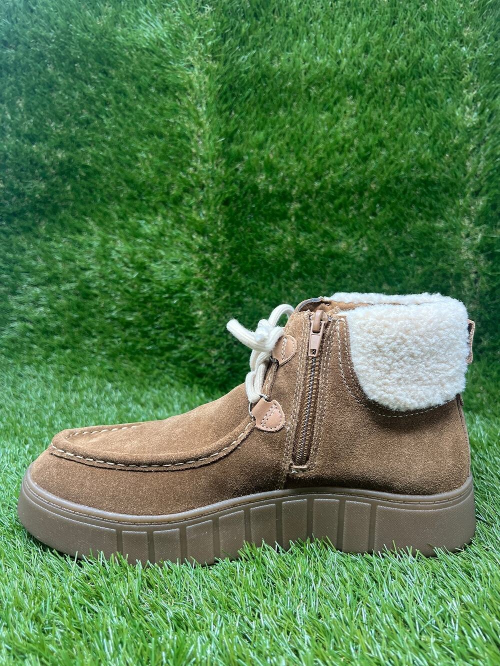 Clarks Women's 11M Mykah Cozy Lace-Up Tan Suede Boots